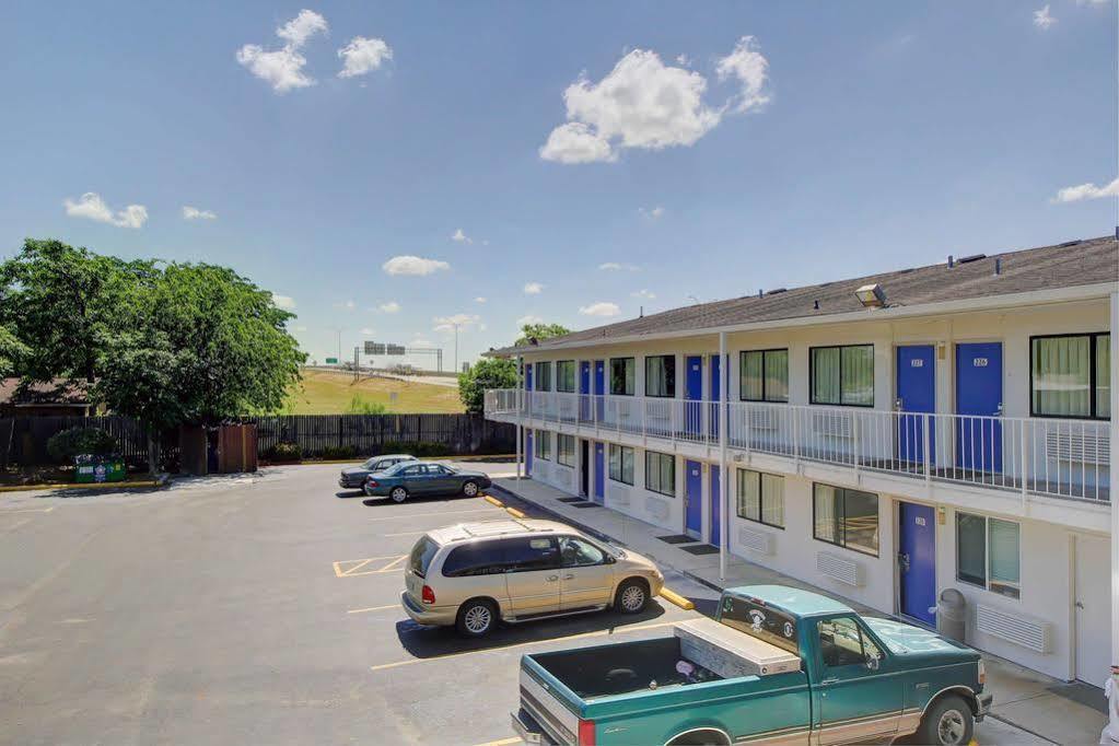 Red Roof Inn San Antonio E - Frost Bank Center Exterior photo